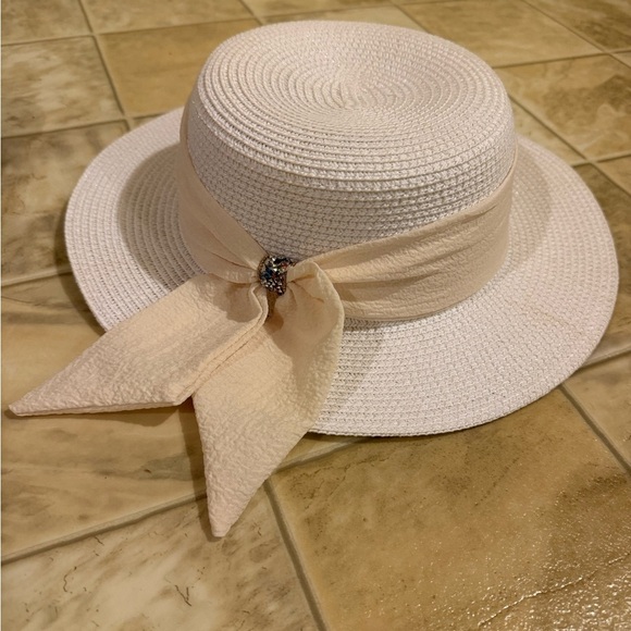 Accessories - Elegant Cream Women's Hat with Bow